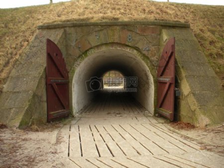 拱形的人工隧道
