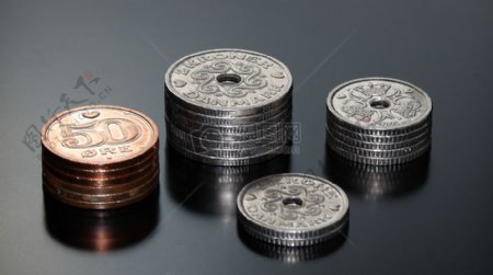 桌子上叠放的硬币