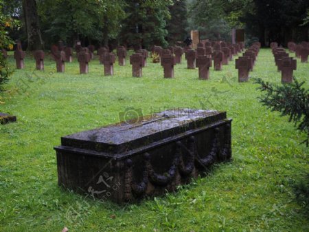草地上的墓碑