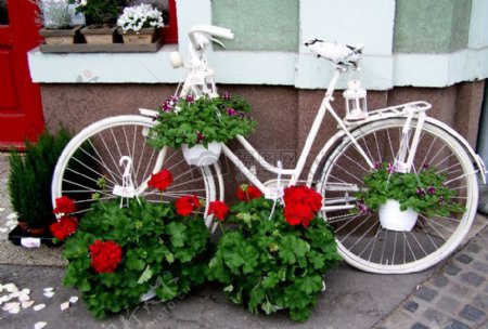墙角的白色自行车