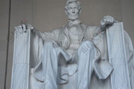 庄严地华盛顿雕像