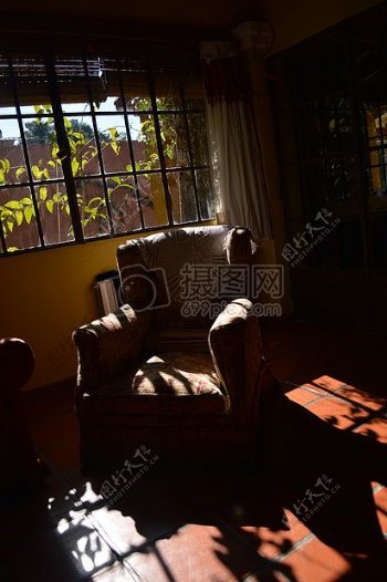 阳光下的扶手椅