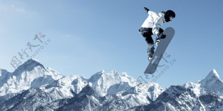 雪山高空滑雪图片