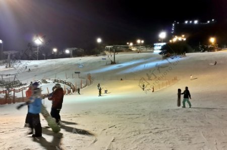 唯美黑夜滑雪场图片