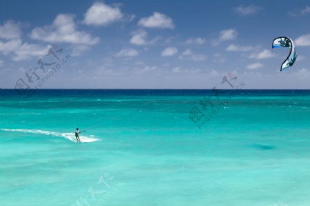 海上风筝冲浪图片