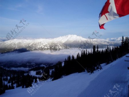 加拿大的国旗和山