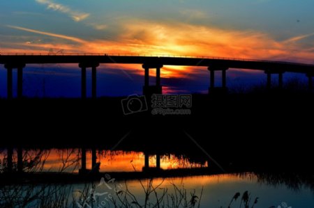 夕阳下的大桥