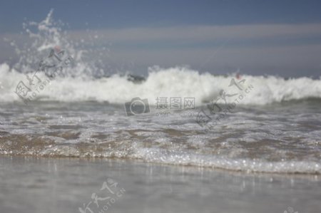 海浪翻滚的海边