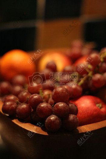 果盘里各式各样的水果