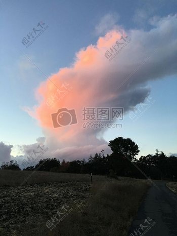野外粉红色的云
