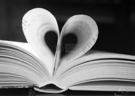 书本组成的爱心