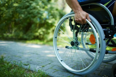 坐轮椅的病人图片