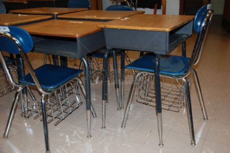教室里的桌椅