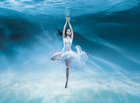 水下跳芭蕾的美女