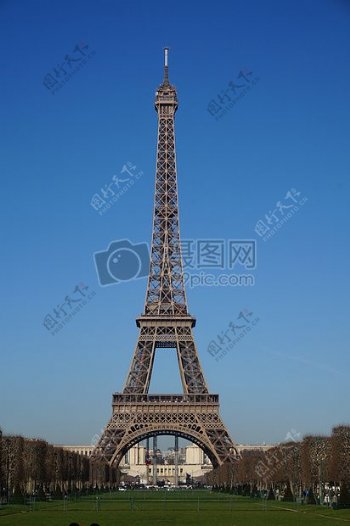 天空下的巴黎铁塔