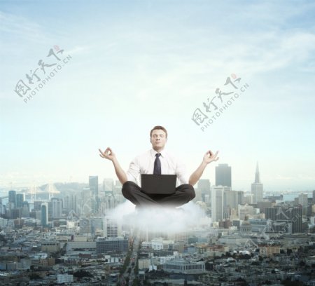 在云朵上练瑜伽的男性图片