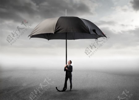创意雨伞与商务男士图片