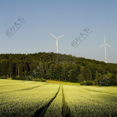 草原边的风力发电机