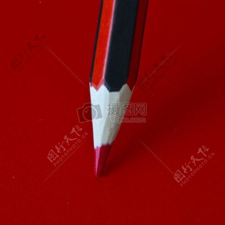 红铅笔在一个红色的表面