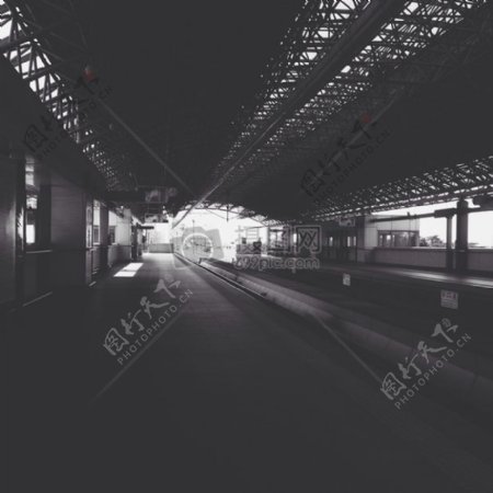 火车站灰度照片