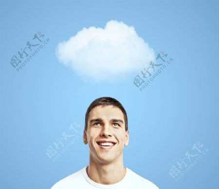 男人头上的云朵图片