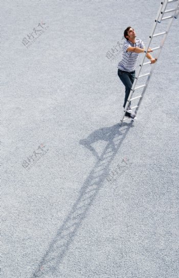 爬梯子的职业男性图片