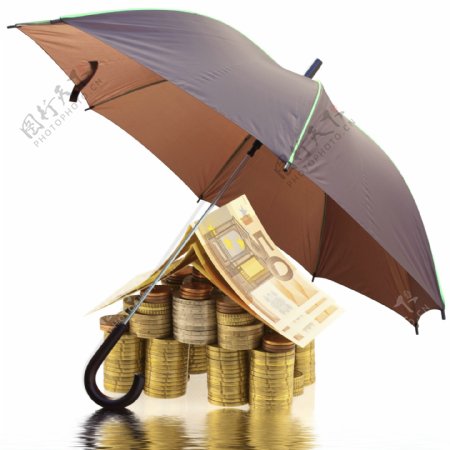 伞下的纸钞和金币图片