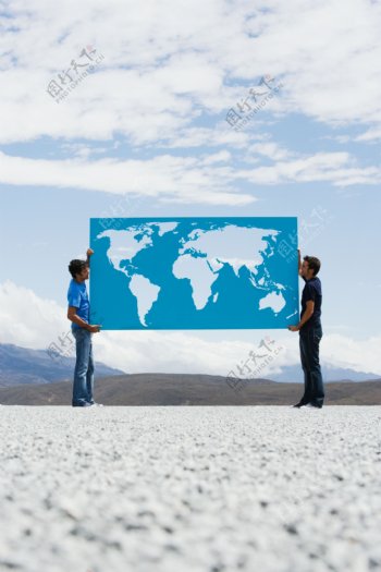 外国男人手举镂空地图图片