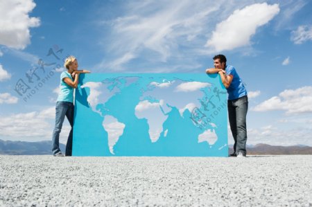 外国情侣与世界镂空地图图片