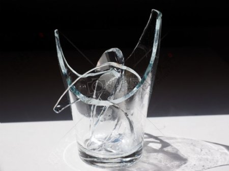 桌上残碎的玻璃杯