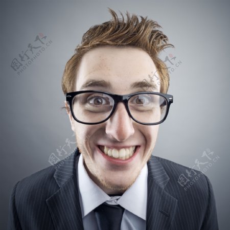 龇牙咧嘴的外国商务男士图片
