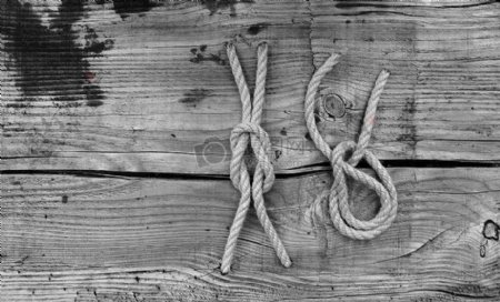 木板上的绳索