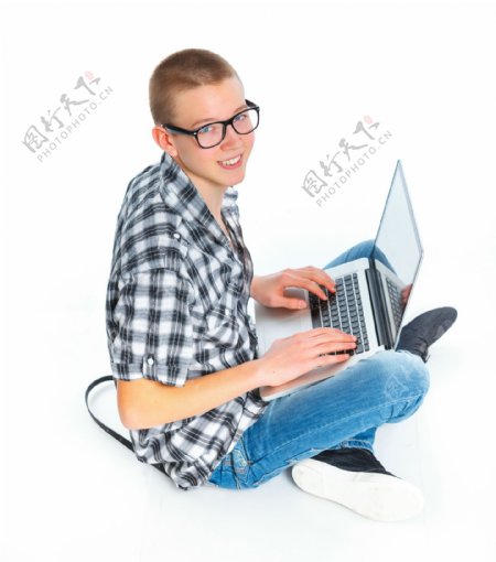 坐着玩笔记本电脑的男孩图片