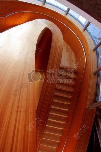 环形的木头楼梯
