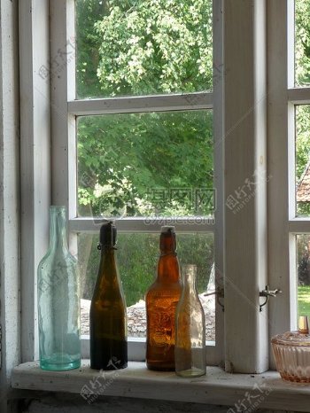 窗边的玻璃瓶子