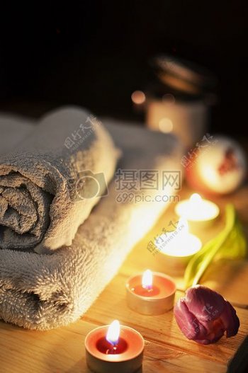浪漫浴室浴缸烛光蜡烛水疗健康玫瑰毛巾浪漫