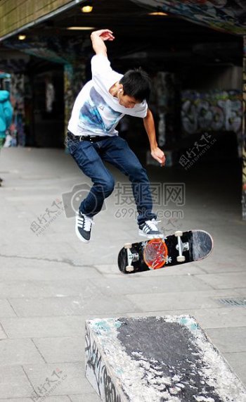 人街道运动年轻滑板城市滑板滑冰