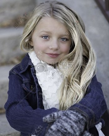冷女孩冬天可爱甜美肖像开心微笑孩子头发金发碧眼小女孩