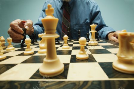 商务男士下棋图片