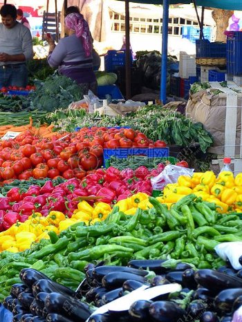 市场里的有机蔬菜摊位