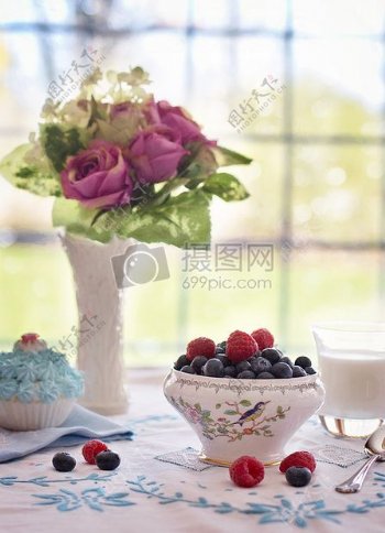 餐桌上的蓝莓