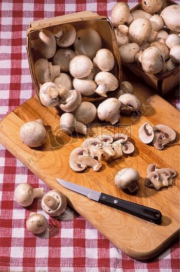新鲜的蘑菇切片