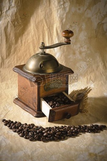 木质的咖啡研磨机