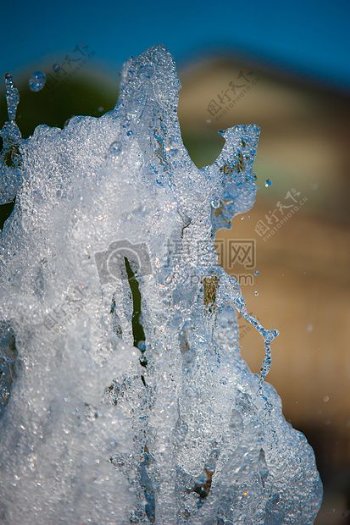 冰冻的喷泉流水