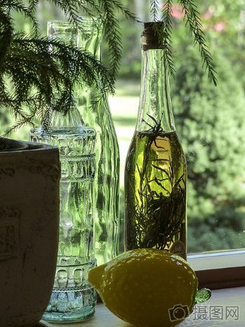 玻璃瓶里的橄榄油