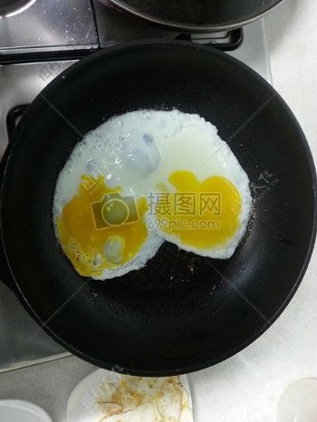 锅里的煎鸡蛋