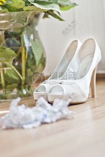 婚礼鞋和吊袜带