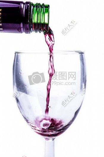 红色葡萄酒倒入高脚杯