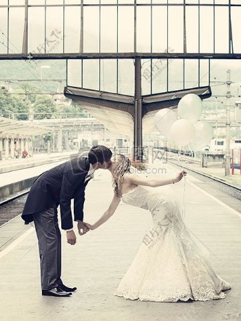 情侣接吻站在火车候车平台上