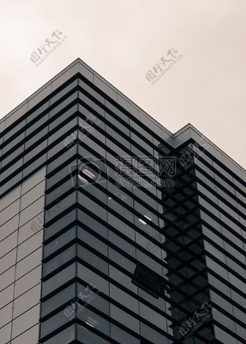 黑色和白色的建筑物